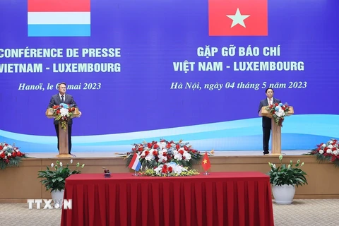 Thủ tướng Phạm Minh Chính và Thủ tướng Đại Công quốc Luxembourg Xavier Bettel gặp gỡ báo chí. (Ảnh: Dương Giang/TTXVN)