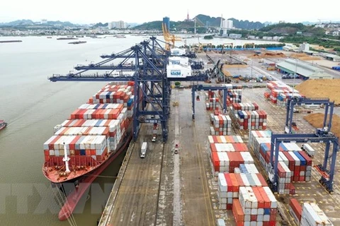 Tàu chở hàng cập cảng container quốc tế Cái Lân. (Ảnh: TTXVN)