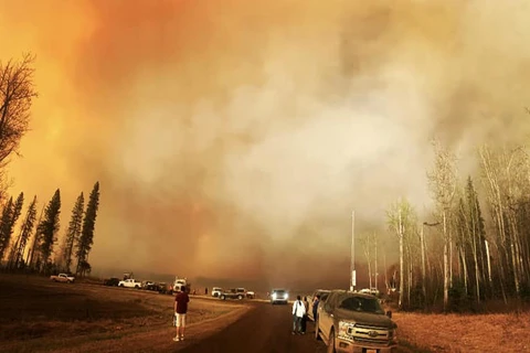 Người dân sơ tán khỏi khu vực cháy rừng. (Nguồn: Global News)