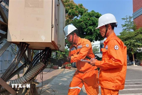 Nhân viên điện lực kiểm tra các thiết bị trên lưới điện, trạm điện nhằm đảm bảo cấp điện an toàn. (Ảnh: Khoa Chương/TTXVN)