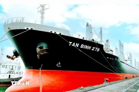 Tàu Tan Binh 279 nhận 23.000 tấn than cục 5a1 xuất khẩu sang Nam Phi. (Ảnh: TTXVN phát)