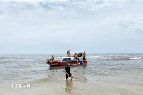Tìm kiếm cứu nạn tại khu vực biển Ngư Thủy, huyện Lệ Thủy, tỉnh Quảng Bình. (Ảnh: TTXVN phát)