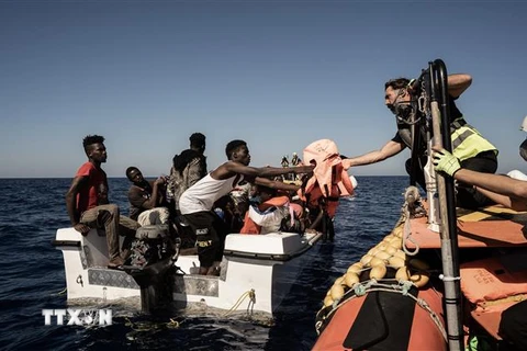 Lực lượng cứu hộ giải cứu người di cư trên Địa Trung Hải, ngoài khơi bờ biển Libya, ngày 25/10/2022. (Ảnh: AFP/TTXVN)