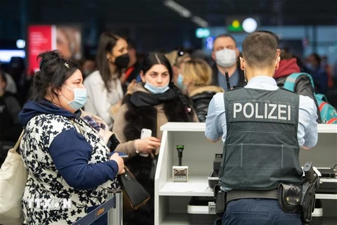 Người tị nạn tại sân bay ở Frankfurt am Main, Đức. (Ảnh: AFP/TTXVN)