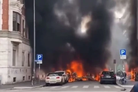 Một số phương tiện bốc cháy tại hiện trường vụ nổ tại thành phố Milan, Italy ngày 11/5/2023. (Ảnh: Twitter/TTXVN) 