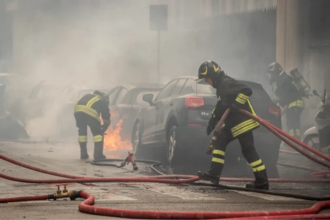 Lính cứu hỏa dập tắt đám cháy do vụ nổ ở trung tâm thành phố Milan. (Nguồn: Telegraph)