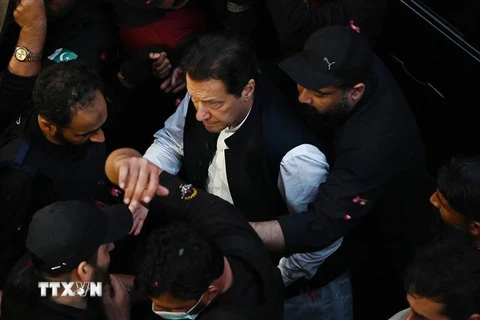 Cựu Thủ tướng Pakistan Imran Khan (giữa) tới tòa án ở Lahore, ngày 17/3. (Ảnh: AFP/TTXVN)
