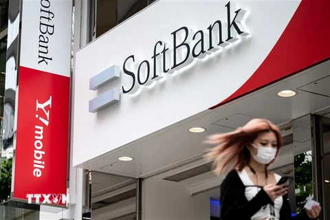 Biểu tượng của tập đoàn viễn thông SoftBank tại một tòa nhà ở Tokyo, Nhật Bản. (Ảnh: AFP/TTXVN)
