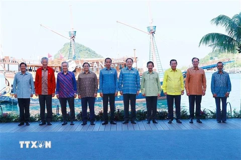 Thủ tướng Phạm Minh Chính cùng các nhà lãnh đạo ASEAN chụp ảnh chung tại Phiên họp hẹp Hội nghị cấp cao ASEAN lần thứ 42. (Ảnh: Dương Giang/TTXVN)