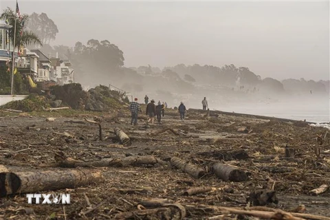 Cảnh đổ nát sau cơn bão và lốc xoáy tại Aptos, California, Mỹ, ngày 12/1. (Ảnh: AFP/TTXVN)