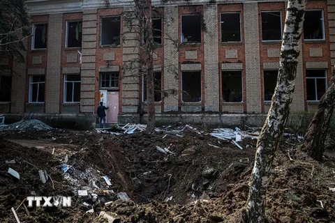 Nhiều tòa nhà bị hư hại sau các cuộc xung đột tại Kramatorsk, Ukraine. (Ảnh: AFP/TTXVN)