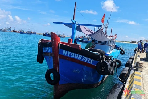 Tàu cá NT-90874TS cập cảng âu tàu đảo Trường Sa nhờ hỗ trợ. (Nguồn: Báo Quân đội Nhân dân)