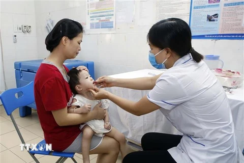 Trẻ em từ 6-36 tháng tuổi uống vitamin A tại Trung tâm Y tế huyện Văn Giang, Hưng Yên. (Ảnh: Phạm Kiên/TTXVN)