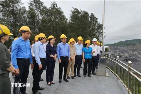Phó Chủ tịch nước Võ Thị Ánh Xuân cùng đoàn công tác thăm khu vực moong khai thác than tại mỏ Than Đèo Nai, thành phố Cẩm Phả (Quảng Ninh). (Ảnh: Thanh Vân/TTXVN)
