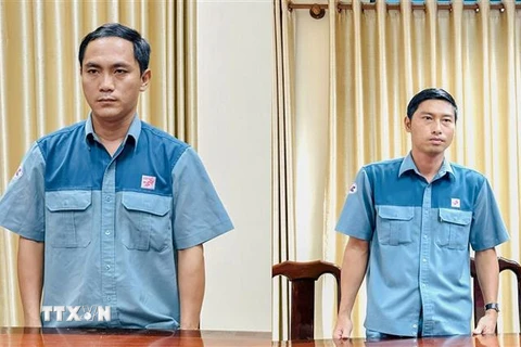 Hai bị can Phạm Minh Nhựt (bên phải) và Huỳnh Hoàng Tâm. (Ảnh: TTXVN phát)