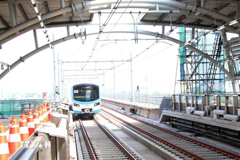 Tàu metro số 1 rời ga Bình Thái. (Ảnh: Tiến Lực/TTXVN)