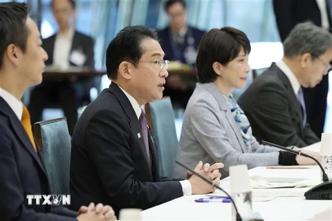Thủ tướng Nhật Bản Fumio Kishida (thứ 2, trái) phát biểu tại cuộc họp của Hội nghị chiến lược thảo luận về các chính sách ứng phó với Trí tuệ nhân tạo (AI) tạo sinh, ở Tokyo. (Ảnh: Kyodo/TTXVN)