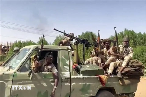 Các Lực lượng hỗ trợ nhanh (RSF) bán quân sự gác tại Khartoum. (Nguồn: AFP/TTXVN)