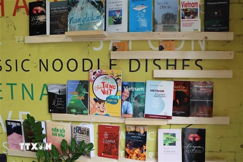 Một góc tủ sách văn học Việt tại nhà hàng Phở Sure ở thành phố Ostende của Bỉ. (Ảnh: Hương Giang/TTXVN)