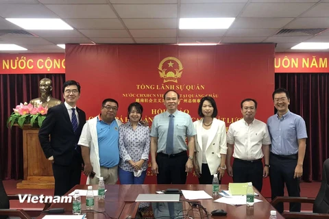 Tổng lãnh sự Việt Nam tại Quảng Châu Vũ Việt Anh (đứng giữa) tại cuộc Hội thảo xúc tiến du lịch. (Ảnh: Tổng lãnh sự quán Việt Nam cung cấp)