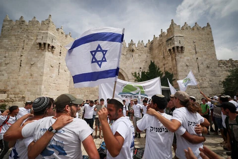 Người Israel tham gia lễ diễu hành quốc kỳ kỷ niệm Ngày Jerusalem. (Nguồn: The Times of Israel)