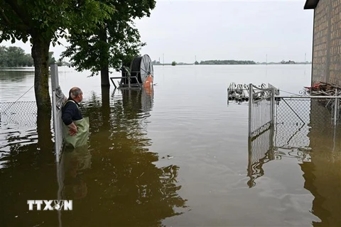 Cảnh ngập lụt sau những trận mưa lớn tại Ghibullo thuộc vùng Emilia-Romagna, Italy. (Ảnh: AFP/TTXVN)