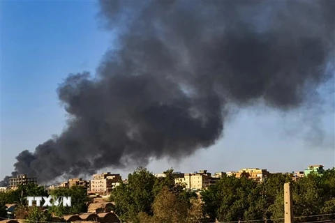 Khói bốc lên trong giao tranh giữa quân đội Sudan và lực lượng bán quân sự RFS tại thủ đô Khartoum ngày 15/4. (Ảnh: THX/TTXVN)