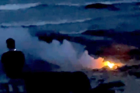 Ngọn lửa bốc cháy trên mặt biển gần sát bờ ở thôn Hội Sơn.