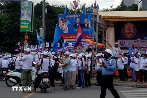 Người dân ủng hộ các đảng trong cuộc bầu cử xã phường 2022 trên một số tuyến đường chính của thủ đô Phnom Penh. (Ảnh: Trần Ngọc Long/TTXVN)