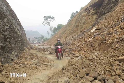 Tuyến đường Quốc lộ 3C tại đỉnh Đèo So không thể lưu thông gây khó khăn cho người dân tỉnh Thái Nguyên và Bắc Kạn. (Ảnh: Quân Trang/TTXVN)