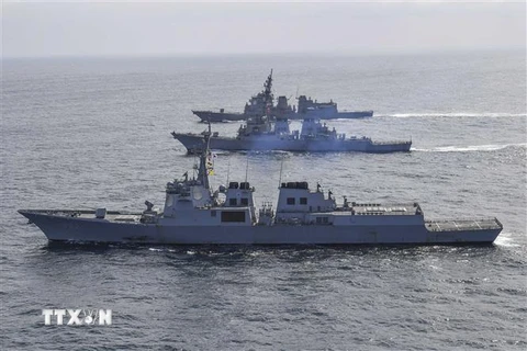 Các tàu khu trục lớp Aegis (từ trước đến sau): Tàu Yulgok Yi I của hải quân Hàn Quốc, tàu Benfold của hải quân Mỹ và tàu JS Atago của Lực lượng phòng vệ trên biển Nhật Bản tham gia cuộc tập trận ba bên ở ngoài khơi bờ biển Hàn Quốc, ngày 17/3. (Ảnh: YONHA