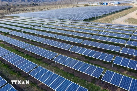 Một nhà máy điện mặt trời ở Santiago, Chile. (Ảnh: AFP/TTXVN)