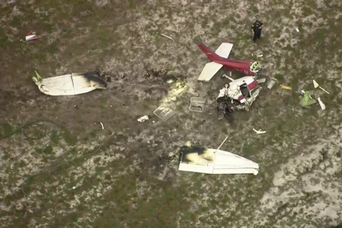 Chiếc máy bay hiệu Cessna Skyhawk bị vỡ thành nhiều mảnh khi rời khỏi đường băng. (Nguồn: AP)