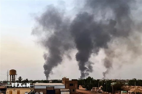 Khói bốc lên sau các cuộc giao tranh giữa quân đội Sudan và nhóm bán quân sự Các Lực lượng Hỗ trợ nhanh (RSF) tại thủ đô Khartoum ngày 24/5. (Ảnh: AFP/TTXVN)