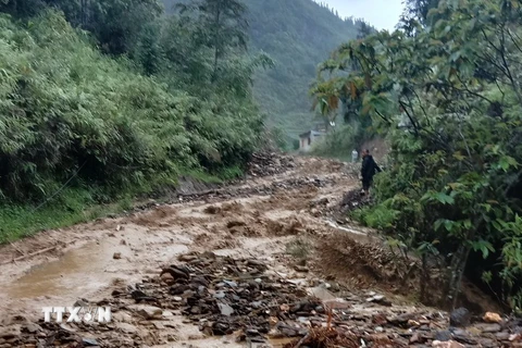 Các tuyến đường trên địa bàn xã Tả Củ Tỷ bị sạt lở sau mưa lớn. (Ảnh: Hương Thu/TTXVN)
