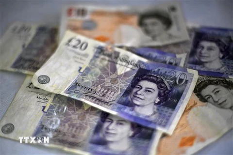 Đồng tiền mệnh giá 10 và 20 bảng Anh. (Ảnh: AFP/TTXVN)