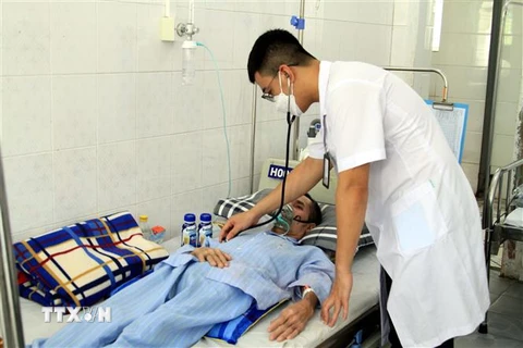 Bệnh nhân Hoàng Văn Sơn mắc bệnh bụi phổi sau một thời gian làm việc tại Công ty trách nhiệm hữu hạn Châu Tiến đang điều trị tại Bệnh viện Phổi Nghệ An. (Ảnh: Tá Chuyên/TTXVN)