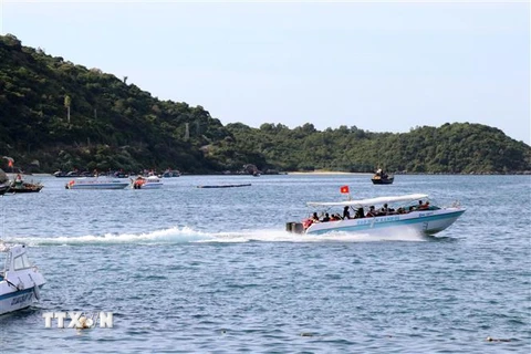 Canô cao tốc tấp nập đưa khách ra, vào đảo Cù lao Chàm. (Ảnh: Trần Tĩnh/TTXVN)