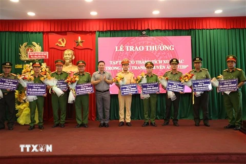 Chủ tịch UBND tỉnh Tây Ninh Nguyễn Thanh Ngọc khen thưởng các tập thể, cá nhân. (Ảnh: Thanh Tân/TTXVN)