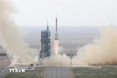 Tên lửa đẩy Trường Chinh-2F mang theo tàu vũ trụ Thần Châu-16 rời bệ phóng tại Trung tâm phóng vệ tinh Tửu Tuyền ở Tây Bắc Trung Quốc ngày 30/5. (Ảnh: THX/TTXVN)