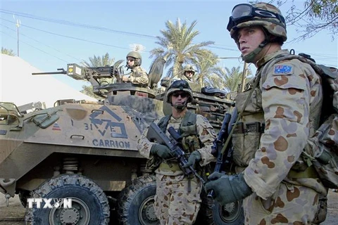Binh sỹ Australia gác tại lối vào Đại sứ quán Australia ở thủ đô Baghdad, Iraq. (Ảnh: AFP/TTXVN)