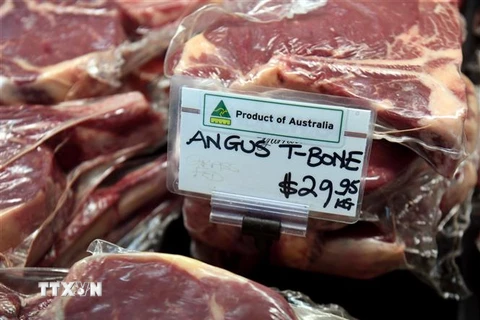 Thịt bò được bày bán tại một cửa hàng ở Yarraville, ngoại ô Melbourne, Australia. (Ảnh: AFP/TTXVN)