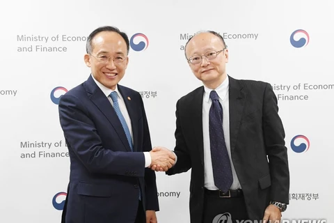 Bộ trưởng Tài chính Hàn Quốc Choo Kyung-ho (trái) và Thứ trưởng tài chính Nhật Bản Masato Kanda tại cuộc gặp ở Seoul. (Nguồn: Yonhap)