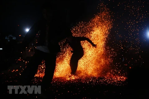 Lễ nhảy lửa của người Pà Thẻn là di sản văn hóa phi vật thể quốc gia. (Ảnh: Nam Sương/TTXVN)