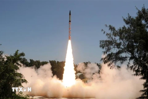 Phóng thử thành công tên lửa đạn đạo tầm trung Agni-IV từ đảo Wheeler, ngoài khơi bang Orissa, Ấn Độ. (Ảnh: AFP/TTXVN)
