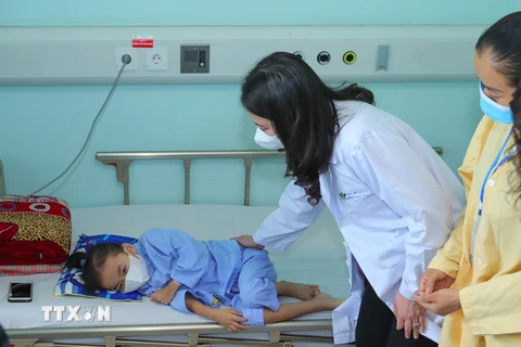 Phó Chủ tịch nước Võ Thị Ánh Xuân thăm hỏi, tặng quà cho bệnh nhi đang điều trị tại Bệnh viện Nhi Trung ương. (Ảnh: Hoàng Hiếu/TTXVN)