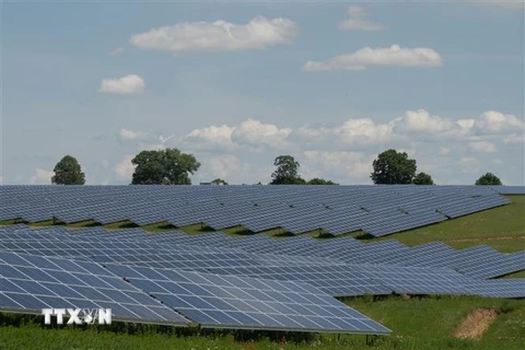 Một nhà máy điện mặt trời tại Kaposvar, Hungary. (Ảnh: THX/TTXVN)