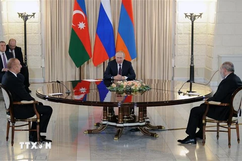 Tổng thống Azerbaijan Ilham Aliyev (trái) trong cuộc gặp Thủ tướng Armenia Nikol Pashinyan (phải) do Tổng thống Nga Vladimir Putin (giữa) làm trung gian tại thành phố Sochi, Nga ngày 31/10/2022. (Ảnh: AFP/TTXVN)