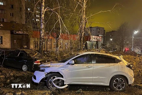 Một số xe hơi bị hư hại sau vụ nổ tại thành phố Belgorod, Nga ngày 20/4. (Ảnh: AFP/TTXVN)