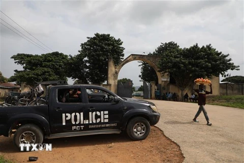 Cảnh sát được triển khai tới hiện trường một vụ bắt cóc tại Abuja, Nigeria. (Ảnh: AFP/TTXVN)